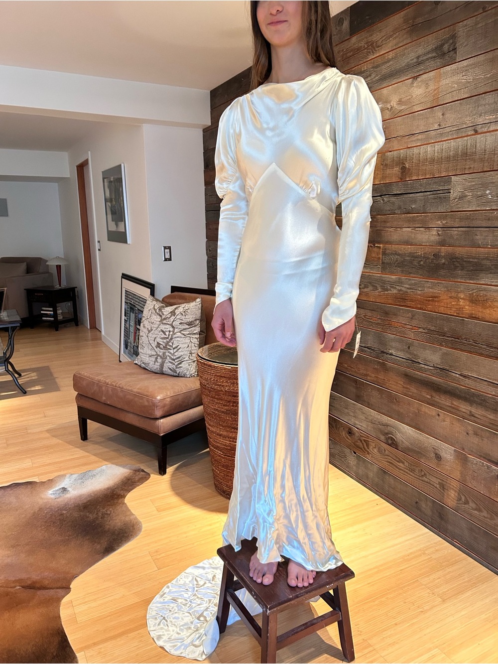 Elegant Cream Silk Satin Vintage Wedding Dress with Long Sleeves - Picture 3 of 11